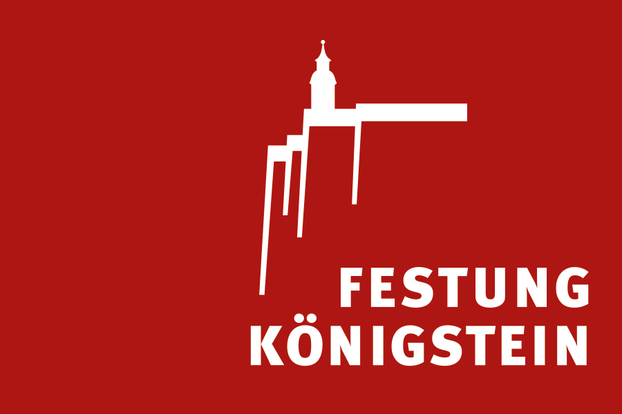 Das weisse Logo der Festung Königstein auf rotem Hintergrund
